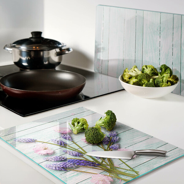 Tagliere in vetro temperato con stampa di fiori su sfondo di legno