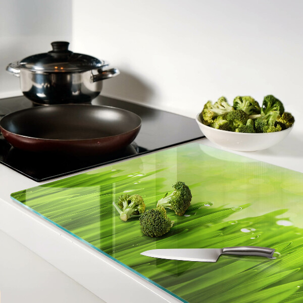 Tagliere in vetro con stampa di erba verde con gocce d'acqua