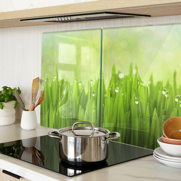 Tagliere in vetro con stampa di erba verde con gocce d'acqua