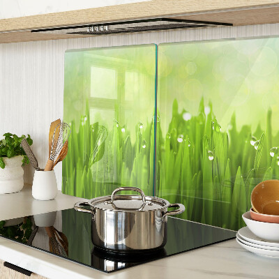 Tagliere in vetro con stampa di erba verde con gocce d'acqua