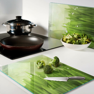 Tagliere in vetro con stampa di erba verde con gocce d'acqua