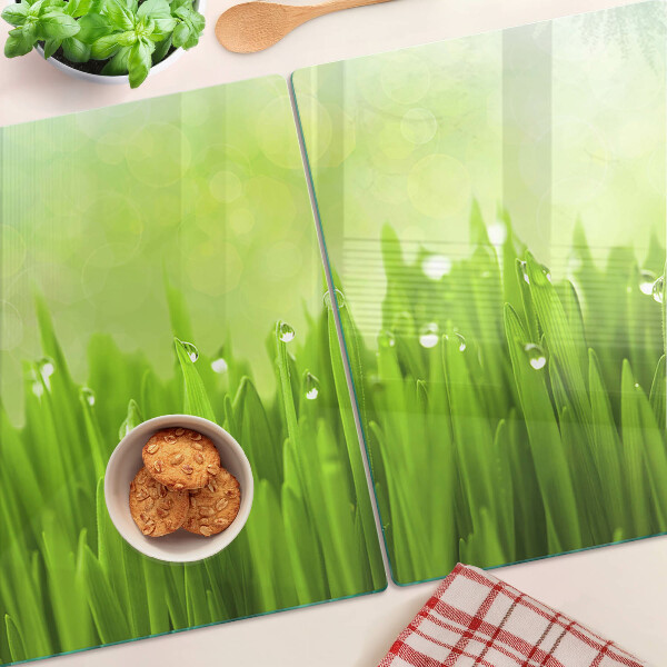 Tagliere in vetro con stampa di erba verde con gocce d'acqua