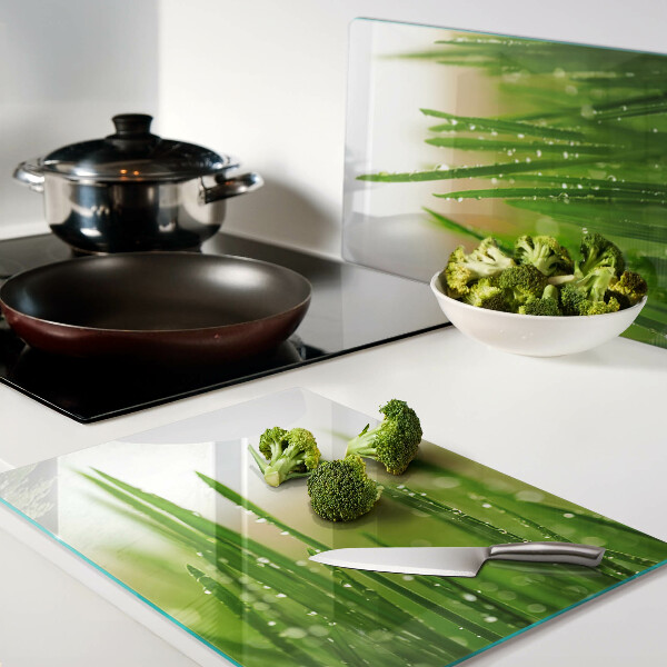 Tagliere in vetro temperato con motivo di erba e gocce d'acqua