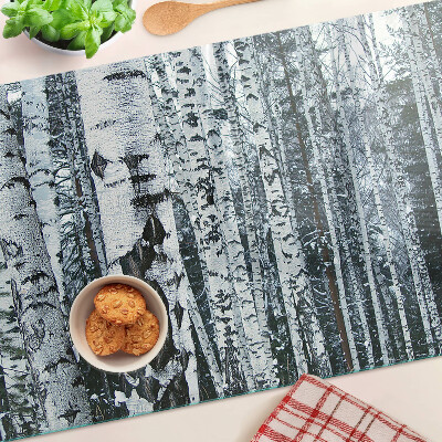 Tagliere in vetro temperato con motivo della foresta di betulle in una scena invernale