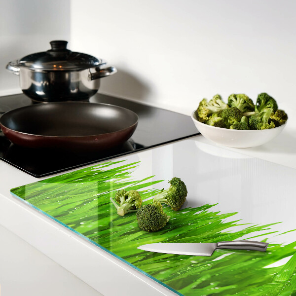 Tagliere in vetro con motivo di erba verde e gocce d'acqua