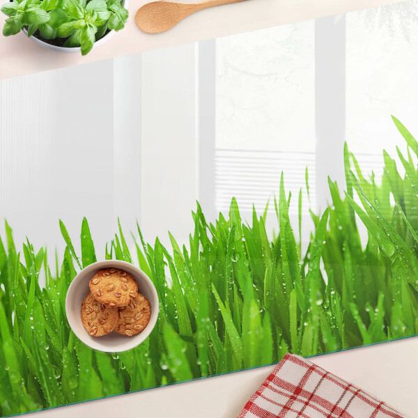 Tagliere in vetro con motivo di erba verde e gocce d'acqua