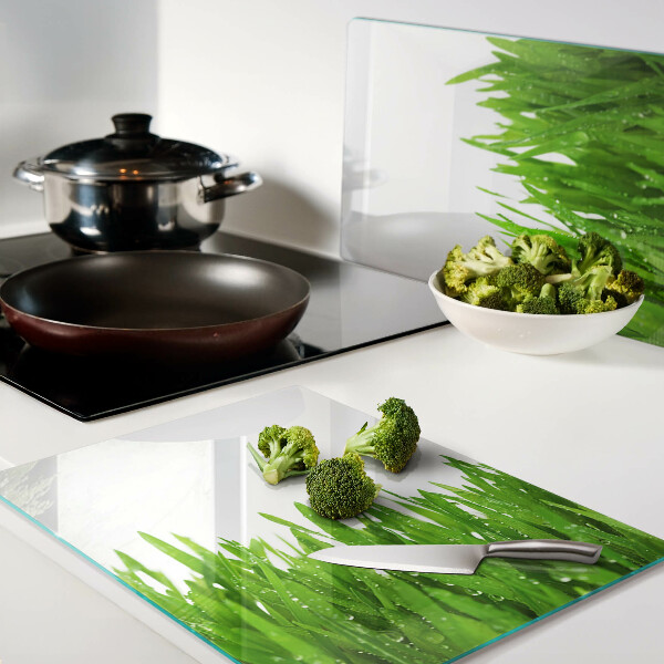 Tagliere in vetro con motivo di erba verde e gocce d'acqua