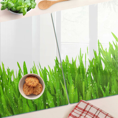 Tagliere in vetro con motivo di erba verde e gocce d'acqua