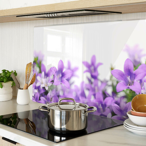 Tagliere in vetro con motivo di fiori viola sullo sfondo