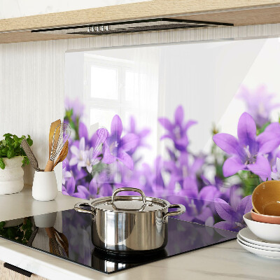 Tagliere in vetro con motivo di fiori viola sullo sfondo