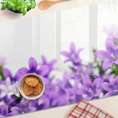 Tagliere in vetro con motivo di fiori viola sullo sfondo