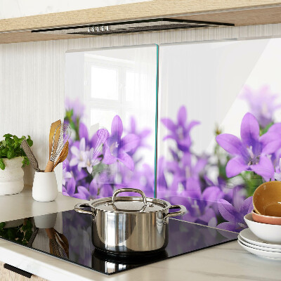 Tagliere in vetro con motivo di fiori viola sullo sfondo