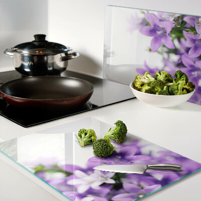 Tagliere in vetro con motivo di fiori viola sullo sfondo