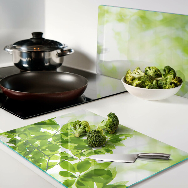 Tagliere in vetro con decorazione di foglie verdi alla luce