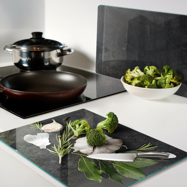 Tagliere in vetro temperato con motivo di fiori ed erbe su sfondo marmoreo