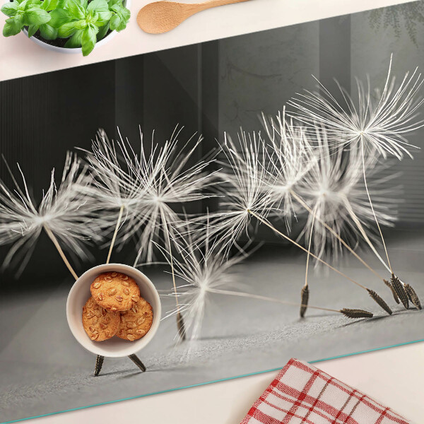 Tagliere in vetro con motivo di soffici denti di leone su sfondo monocromatico