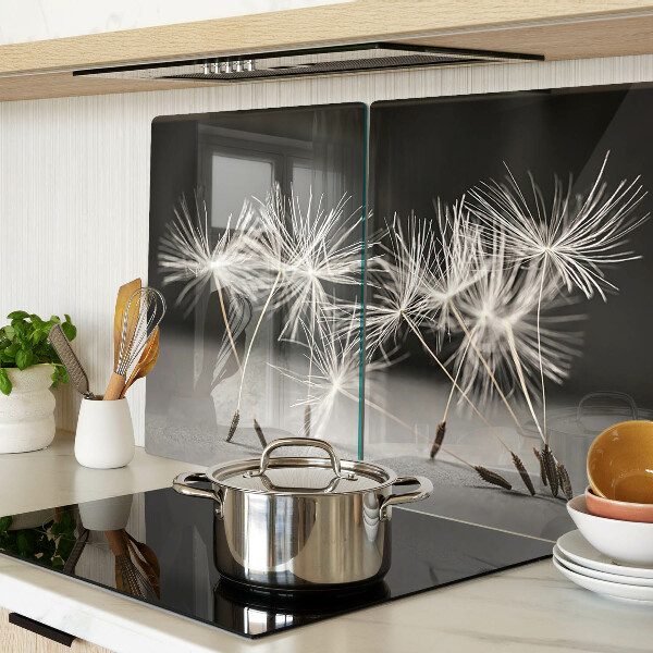 Tagliere in vetro con motivo di soffici denti di leone su sfondo monocromatico