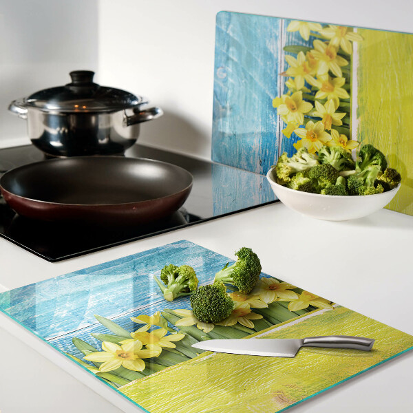 Tagliere in vetro temperato con motivo di fiori di narciso su sfondo cielo