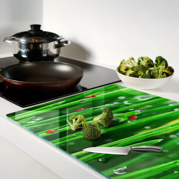 Tagliere in vetro con motivo gocce d'acqua sull'erba e coccinelle