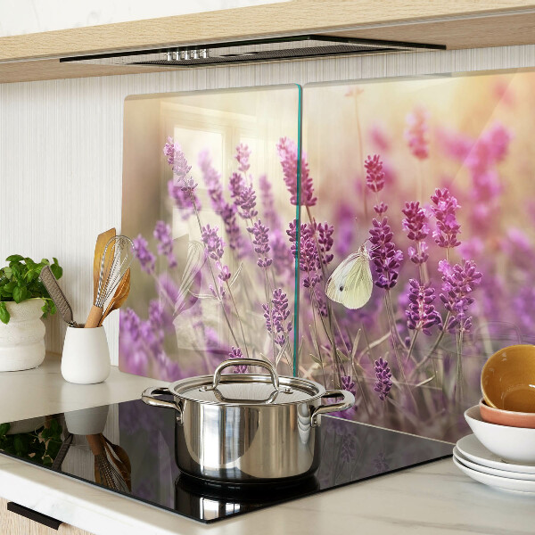 Tagliere in vetro temperato con stampa di un campo di lavanda con farfalla