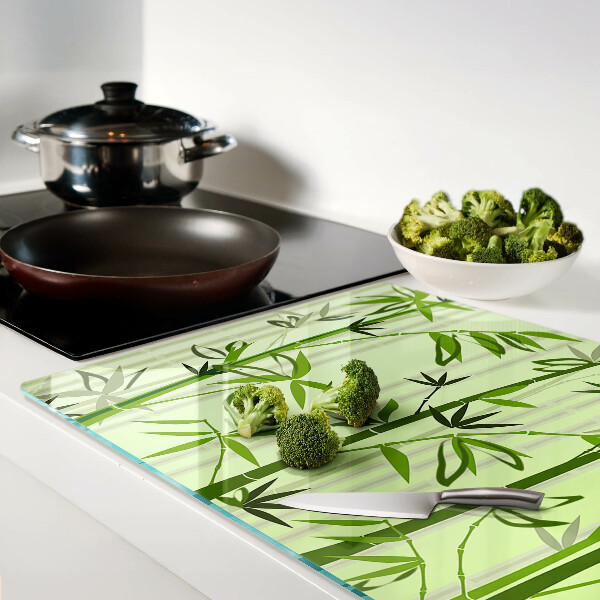 Tagliere in vetro temperato con superficie in bambù su fondo verde