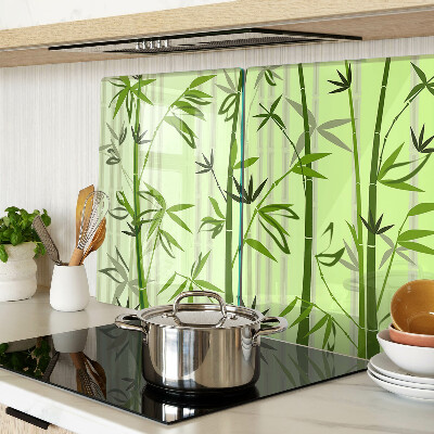 Tagliere in vetro temperato con superficie in bambù su fondo verde