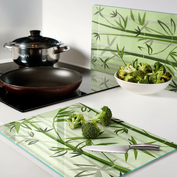 Tagliere in vetro temperato con superficie in bambù su fondo verde