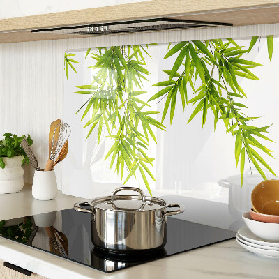 Tagliere in vetro temperato con motivo di foglie di bamboo sullo sfondo della finestra