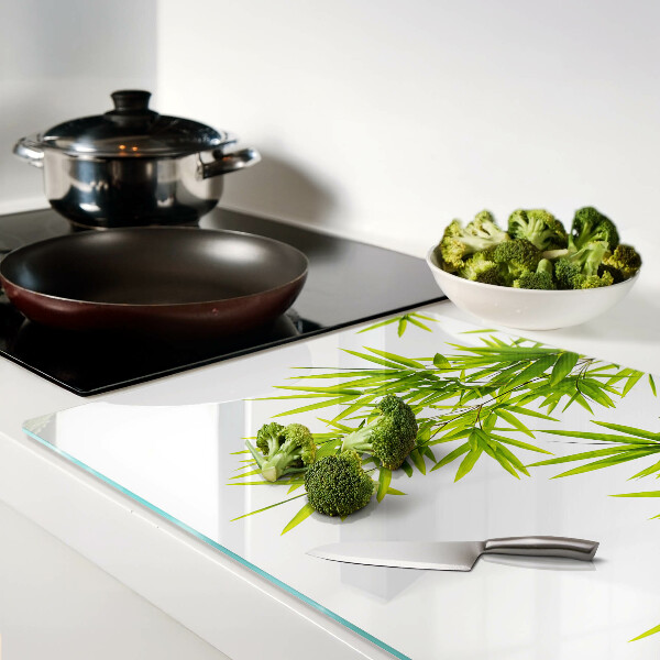 Tagliere in vetro temperato con motivo di foglie di bamboo sullo sfondo della finestra