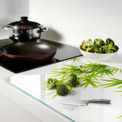 Tagliere in vetro temperato con motivo di foglie di bamboo sullo sfondo della finestra