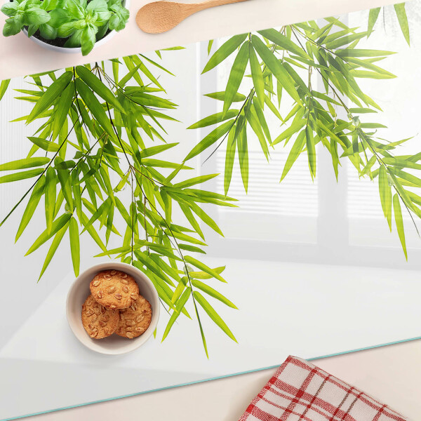 Tagliere in vetro temperato con motivo di foglie di bamboo sullo sfondo della finestra