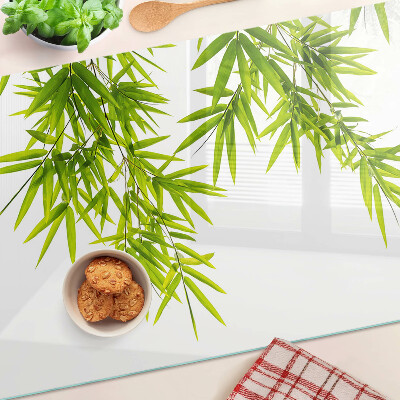 Tagliere in vetro temperato con motivo di foglie di bamboo sullo sfondo della finestra