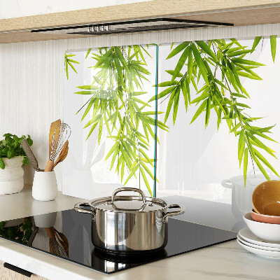 Tagliere in vetro temperato con motivo di foglie di bamboo sullo sfondo della finestra