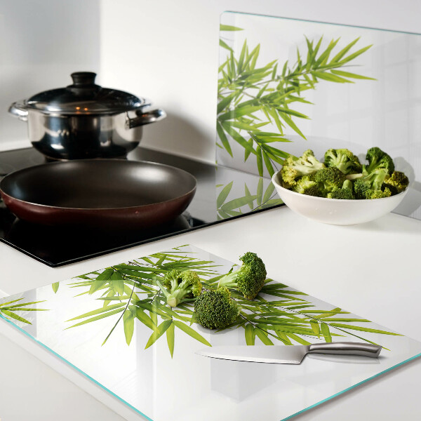 Tagliere in vetro temperato con motivo di foglie di bamboo sullo sfondo della finestra