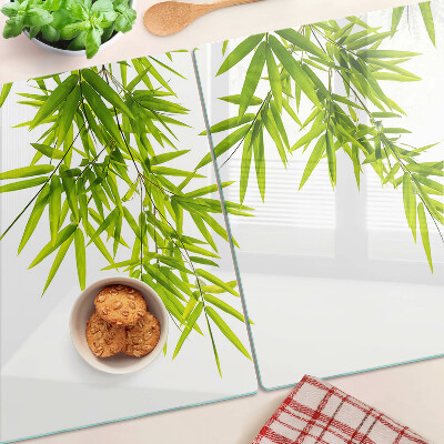 Tagliere in vetro temperato con motivo di foglie di bamboo sullo sfondo della finestra