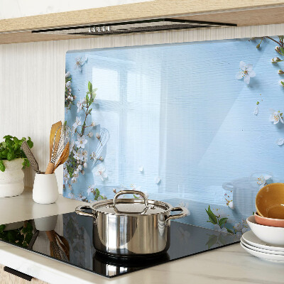 Tagliere in vetro con motivo floreale su fondo blu