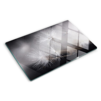 Tagliere in vetro con motivo di soffici denti di leone sullo sfondo della finestra