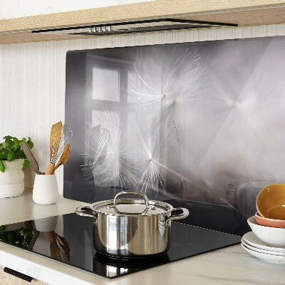 Tagliere in vetro con motivo di soffici denti di leone sullo sfondo della finestra