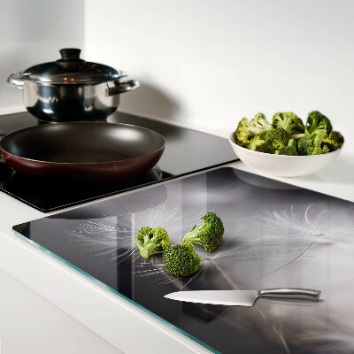 Tagliere in vetro con motivo di soffici denti di leone sullo sfondo della finestra