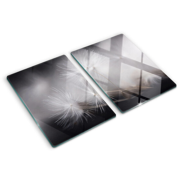 Tagliere in vetro con motivo di soffici denti di leone sullo sfondo della finestra