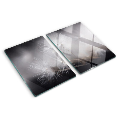 Tagliere in vetro con motivo di soffici denti di leone sullo sfondo della finestra