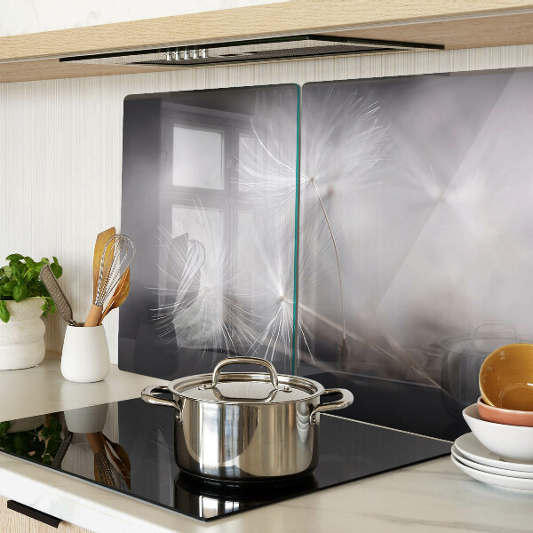 Tagliere in vetro con motivo di soffici denti di leone sullo sfondo della finestra