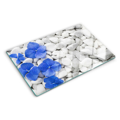 Tagliere in vetro temperato con motivo di fiori blu su sfondo di pietre bianche