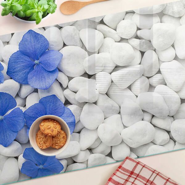 Tagliere in vetro temperato con motivo di fiori blu su sfondo di pietre bianche