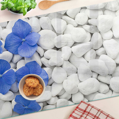 Tagliere in vetro temperato con motivo di fiori blu su sfondo di pietre bianche