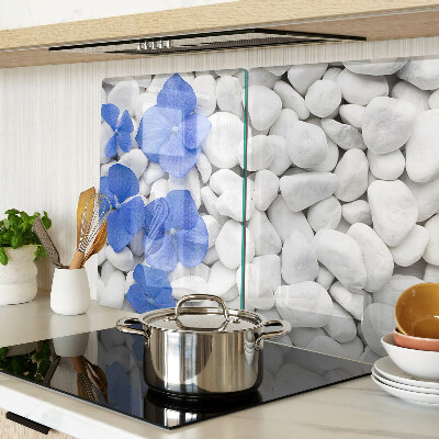 Tagliere in vetro temperato con motivo di fiori blu su sfondo di pietre bianche