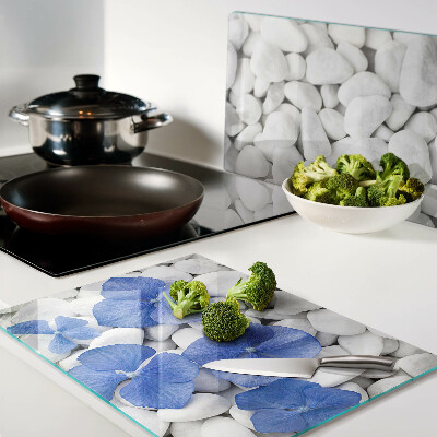 Tagliere in vetro temperato con motivo di fiori blu su sfondo di pietre bianche