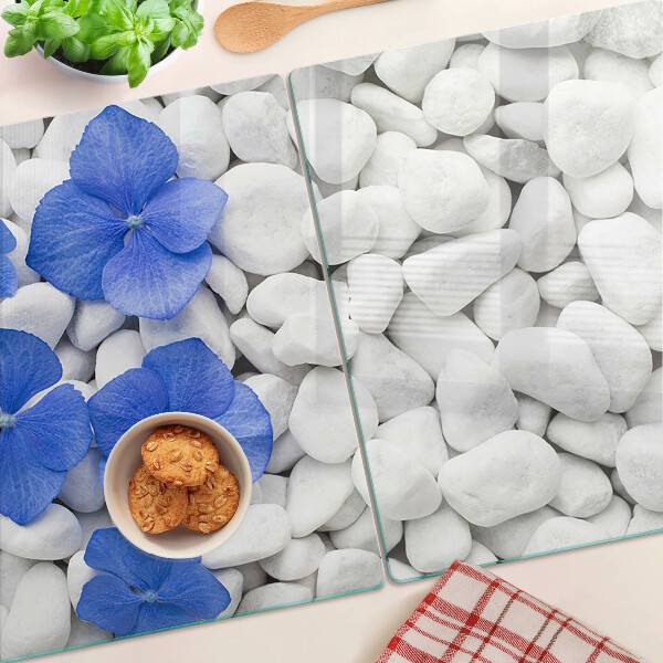 Tagliere in vetro temperato con motivo di fiori blu su sfondo di pietre bianche