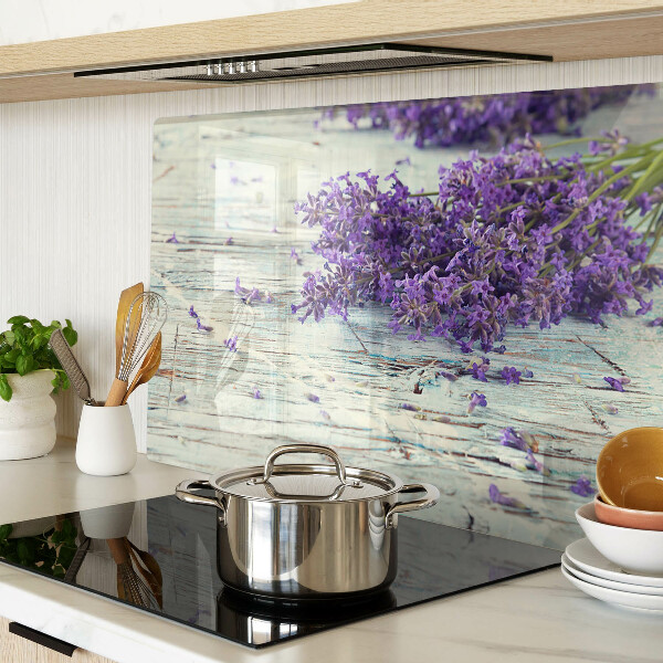 Tagliere in vetro con stampa di lavanda su sfondo di legno