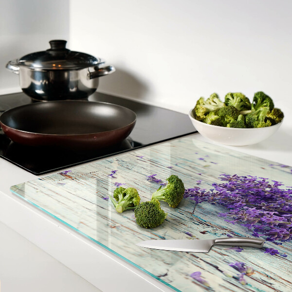 Tagliere in vetro con stampa di lavanda su sfondo di legno